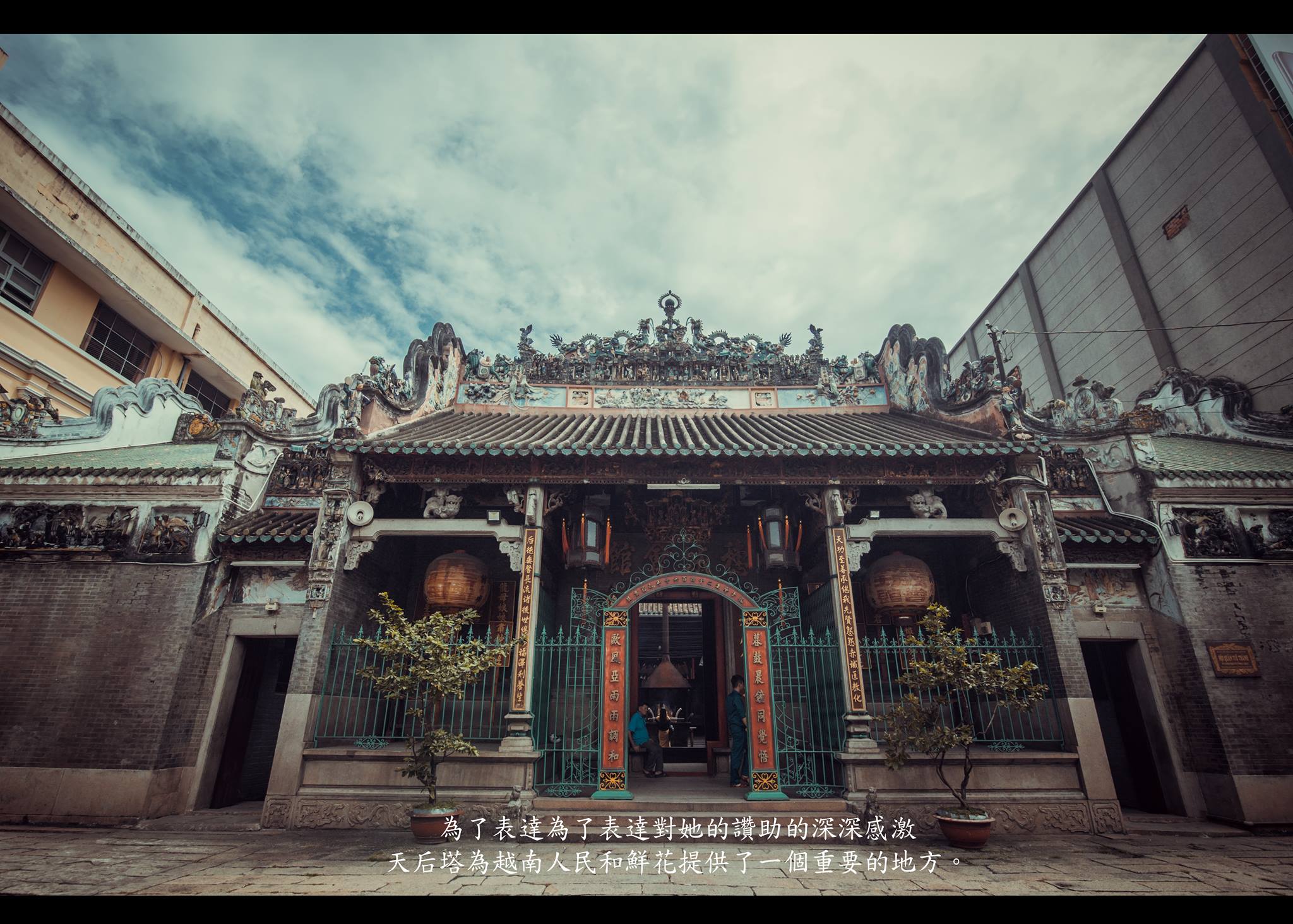 Địa danh chụp ảnh cổ trang Sài Gòn chắc chắn sẽ khiến bạn mê mẩn ngay từ cái nhìn đầu tiên. Với kiến trúc cổ kính và phong cách trang trí đậm chất cổ trang, bạn sẽ được trở về thời phong kiến và lưu lại những bức ảnh đẹp nhất của chuyến đi.